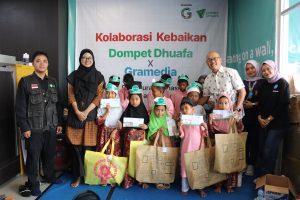 *Penyerahan secara simbolis paket schoolkit dan santunan kepada anak-anak Yatim Dhuafa